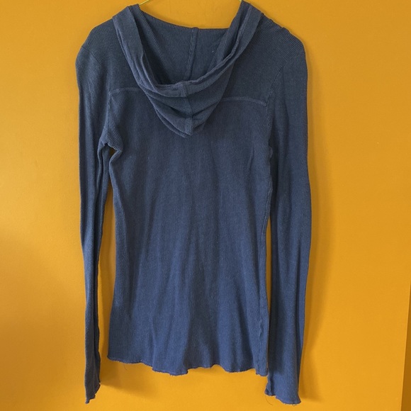 RVCA ladies ribbed, long, sleeved T with hood and three-quarter button up. - Picture 2 of 9